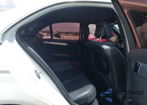 2009 Mercedes-Benz C 300 Luxury 4Matic/Sport 4Matic z USA, uszkodzony, nr VIN WDDGF81XX9F204828